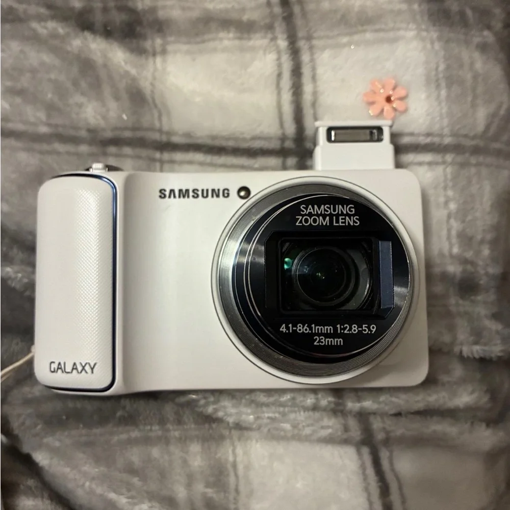 Samsung White Compact Digital Camera with Zoom Lens
